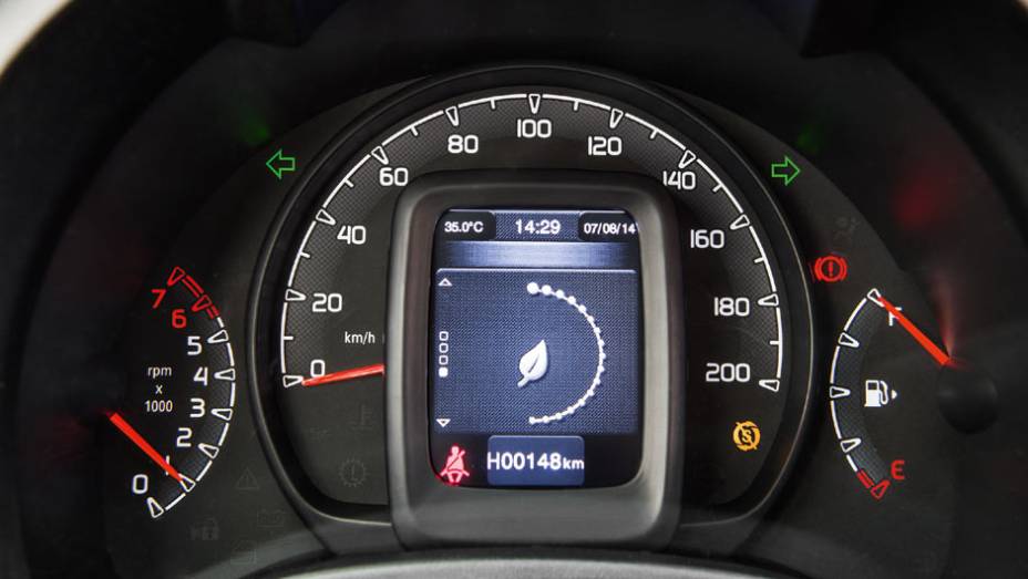 LCD exibe informa&ccedil;&otilde;es no centro do veloc&iacute;metro | <a href="https://gutenberg.quatrorodas.abril.com.br/carros/impressoes/fiat-uno-evolution-1-4-802577.shtml" target="_blank" rel="migration">Leia mais</a>
