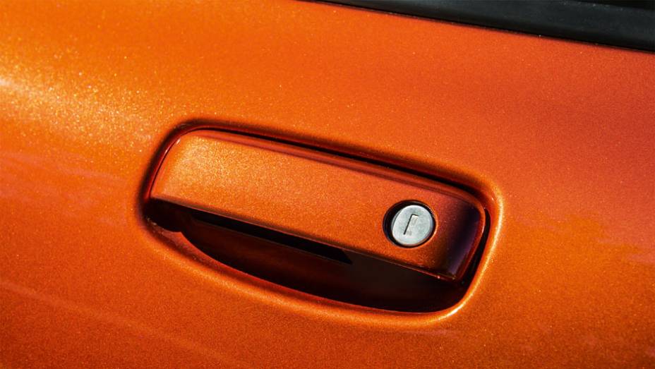 Fechadura foi incorporada &agrave; ma&ccedil;aneta | <a href="https://gutenberg.quatrorodas.abril.com.br/carros/impressoes/fiat-uno-evolution-1-4-802577.shtml" target="_blank" rel="migration">Leia mais</a>