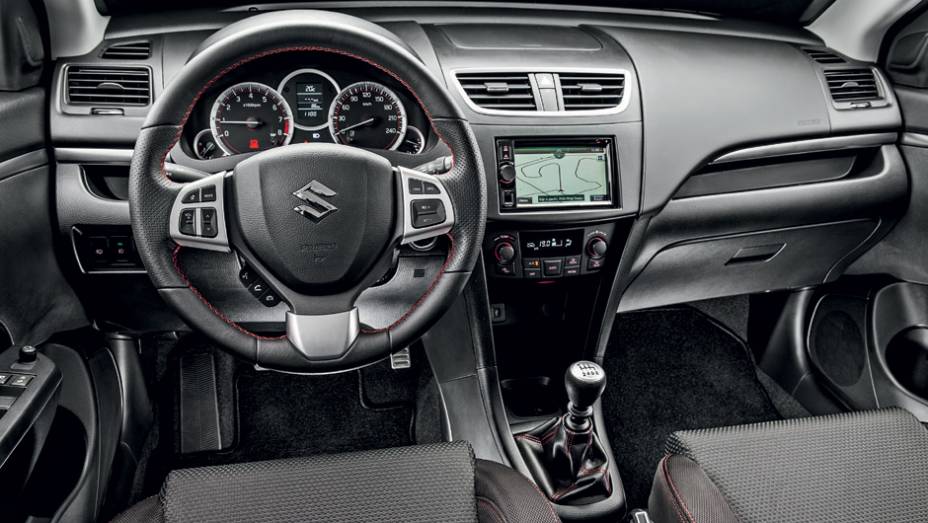 Interior é bem-equipado, mas não deixa de ser frugal. Acabamento de plástico por todo lado é simples | <a href="https://gutenberg.quatrorodas.abril.com.br/carros/testes/suzuki-swift-sport-r-798745.shtml" rel="migration">Leia mais</a>