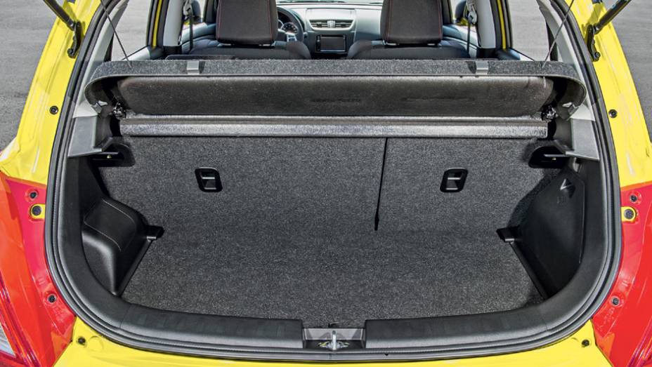 Volume do porta-malas é de 210 litros | <a href="https://gutenberg.quatrorodas.abril.com.br/carros/testes/suzuki-swift-sport-r-798745.shtml" rel="migration">Leia mais</a>