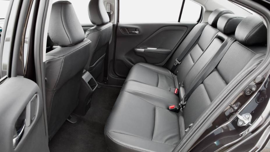 Assoalho na traseira é plano | <a href="https://gutenberg.quatrorodas.abril.com.br/carros/testes/honda-city-807297.shtml" target="_blank" rel="migration">Leia mais</a> Assoalho na traseira é plano | <a href="https://gutenberg.quatrorodas.abril.com.br/carros/testes/honda-city-807297.shtml" target="_blank" rel="migration">Leia mais</a>