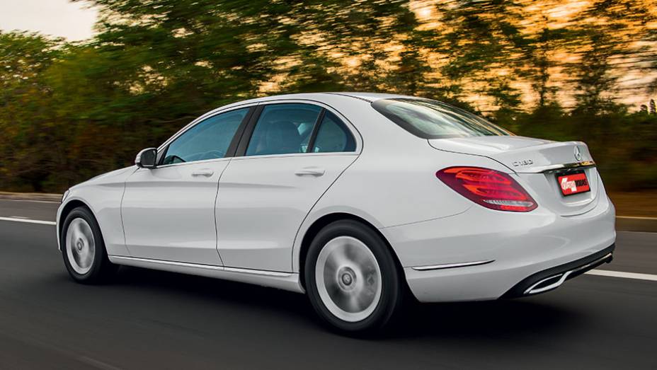 Lanterna dá o toque clássico e remete ao luxuoso Classe S | <a href="https://gutenberg.quatrorodas.abril.com.br/carros/comparativos/mercedes-c-180-x-bmw-320i-active-flex-812777.shtml" target="_blank" rel="migration">Leia mais</a>