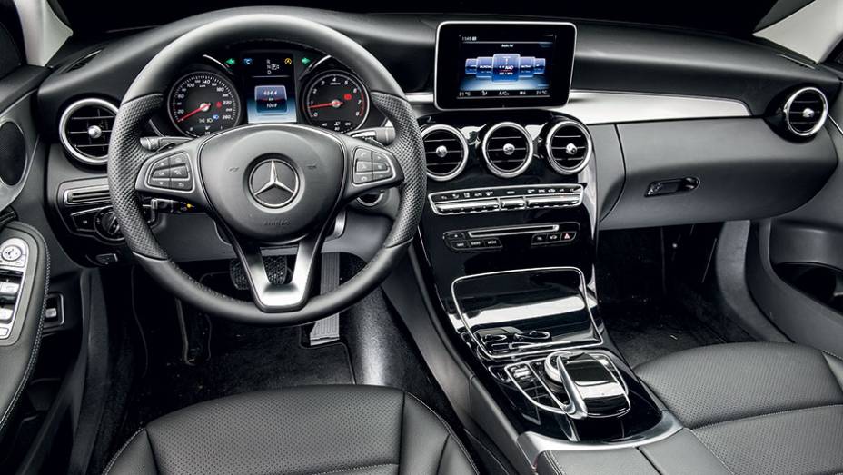 Tela tipo tablet destoa do elegante painel do C 180 | <a href="https://gutenberg.quatrorodas.abril.com.br/carros/comparativos/mercedes-c-180-x-bmw-320i-active-flex-812777.shtml" target="_blank" rel="migration">Leia mais</a> Tela tipo tablet destoa do elegante painel do C 180 | <a href="https://gutenberg.quatrorodas.abril.com.br/carros/comparativos/mercedes-c-180-x-bmw-320i-active-flex-812777.shtml" target="_blank" rel="migration">Leia mais</a>