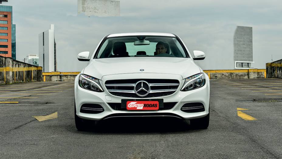 Faróis têm leds inclusive nas luzes baixa e alta | <a href="https://gutenberg.quatrorodas.abril.com.br/carros/comparativos/mercedes-c-180-x-bmw-320i-active-flex-812777.shtml" target="_blank" rel="migration">Leia mais</a> Faróis têm leds inclusive nas luzes baixa e alta | <a href="https://gutenberg.quatrorodas.abril.com.br/carros/comparativos/mercedes-c-180-x-bmw-320i-active-flex-812777.shtml" target="_blank" rel="migration">Leia mais</a>