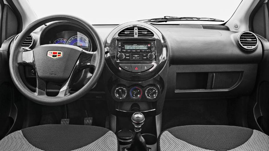 Painel sem rebarbas, mas falta refinamento | <a href="https://gutenberg.quatrorodas.abril.com.br/carros/impressoes/geely-gc2-807221.shtml" target="_blank" rel="migration">Leia mais</a>