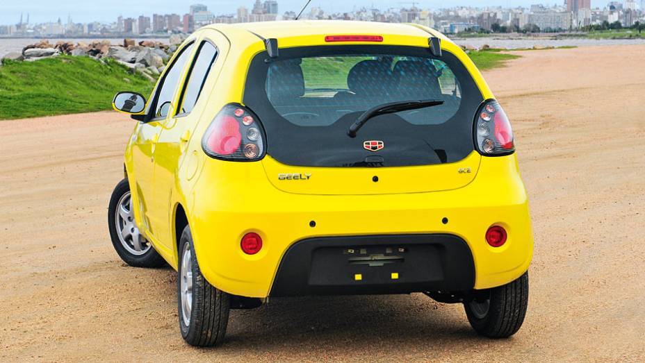 Lanterna traseira imita pegada do Panda | <a href="https://gutenberg.quatrorodas.abril.com.br/carros/impressoes/geely-gc2-807221.shtml" target="_blank" rel="migration">Leia mais</a>