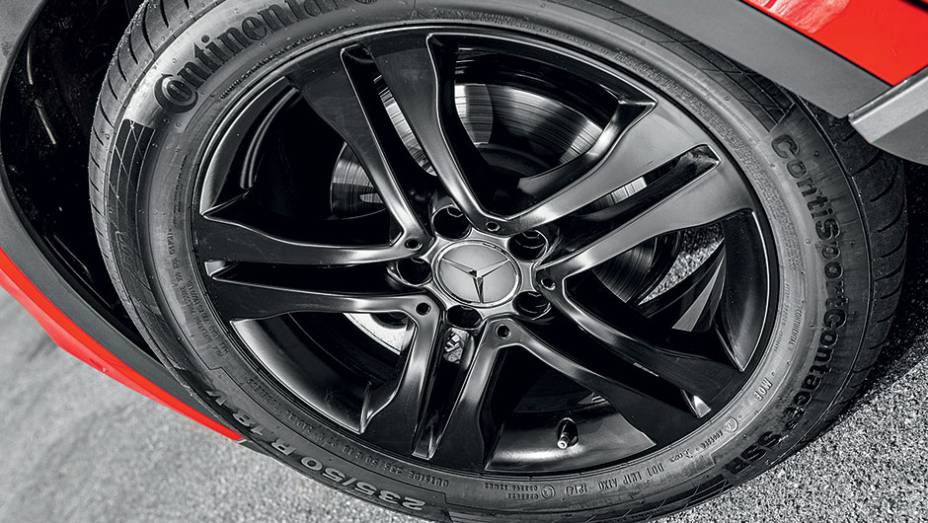 GLA 200 tem rodas de liga leve e pneus 235/50 R18 em todas as versões | <a href="https://gutenberg.quatrorodas.abril.com.br/carros/testes/mercedes-benz-gla-200-809255.shtml" rel="migration">Leia mais</a>