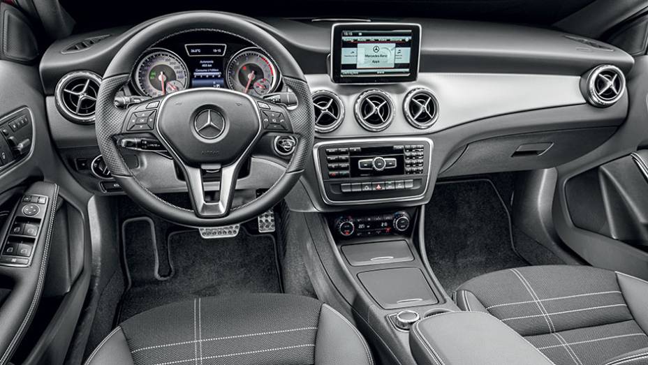 Para que o painel do GLA tivesse um visual diferente do instalado no Classe A, a Mercedes providenciou uma faixa central de alumínio | <a href="https://gutenberg.quatrorodas.abril.com.br/carros/testes/mercedes-benz-gla-200-809255.shtml" rel="migration">Leia mais</a>