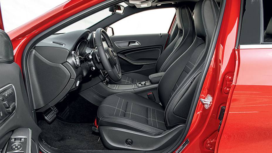 O assento do motorista tem ajustes el&eacute;tricos | <a href="https://gutenberg.quatrorodas.abril.com.br/carros/testes/mercedes-benz-gla-200-809255.shtml" rel="migration">Leia mais</a>
