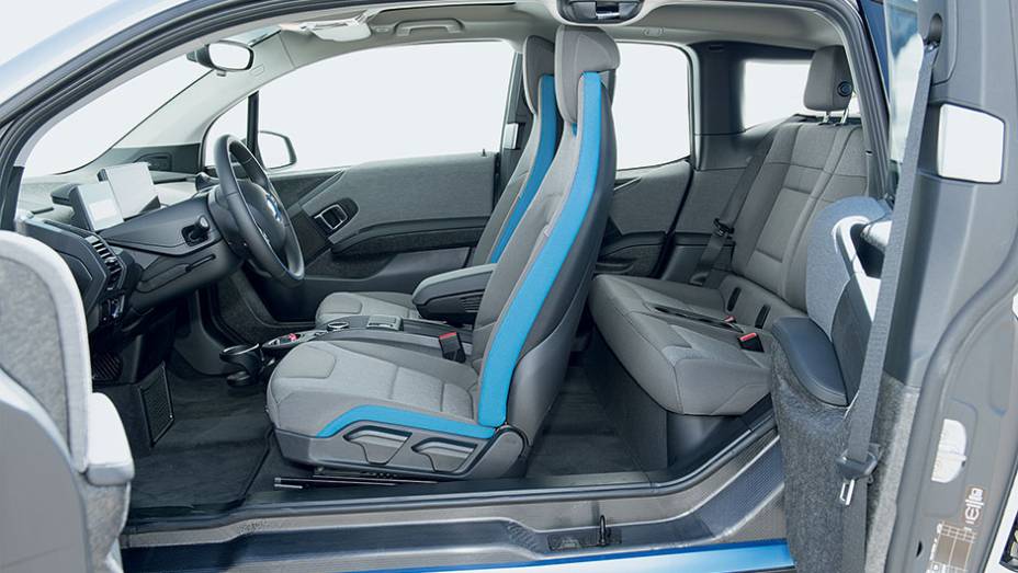 Acesso facilitado pelas portas-suicidas e pela pouca espessura dos bancos | <a href="https://gutenberg.quatrorodas.abril.com.br/carros/impressoes/bmw-i3-809257.shtml" target="_blank" rel="migration">Leia mais</a> Acesso facilitado pelas portas-suicidas e pela pouca espessura dos bancos | <a href="https://gutenberg.quatrorodas.abril.com.br/carros/impressoes/bmw-i3-809257.shtml" target="_blank" rel="migration">Leia mais</a>