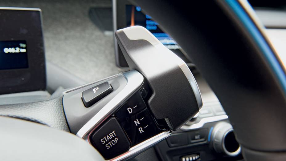 O câmbio fica junto ao volante | <a href="https://gutenberg.quatrorodas.abril.com.br/carros/impressoes/bmw-i3-809257.shtml" target="_blank" rel="migration">Leia mais</a> O câmbio fica junto ao volante | <a href="https://gutenberg.quatrorodas.abril.com.br/carros/impressoes/bmw-i3-809257.shtml" target="_blank" rel="migration">Leia mais</a>