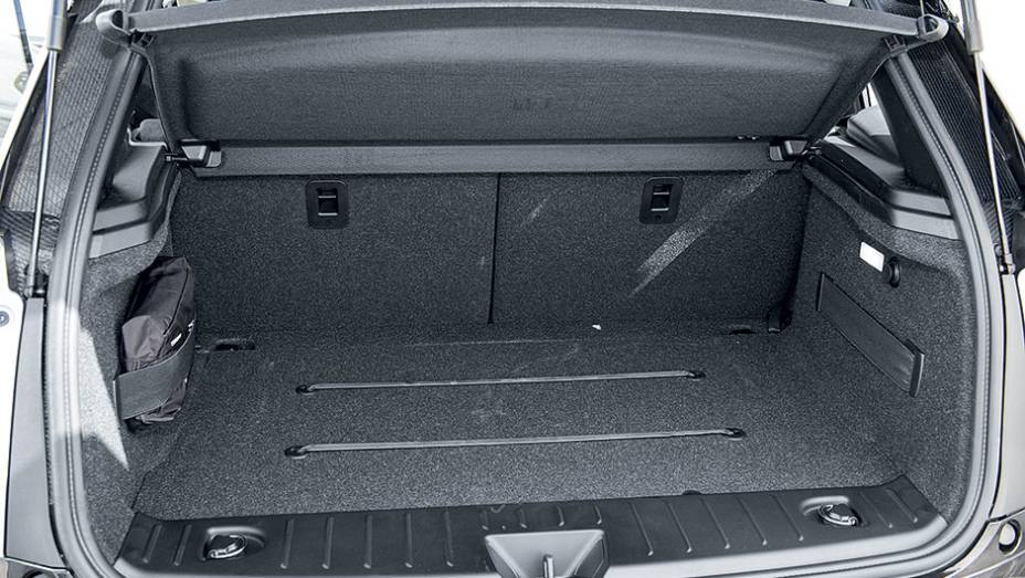 No porta-malas cabem 260 litros | <a href="https://gutenberg.quatrorodas.abril.com.br/carros/impressoes/bmw-i3-809257.shtml" target="_blank" rel="migration">Leia mais</a> No porta-malas cabem 260 litros | <a href="https://gutenberg.quatrorodas.abril.com.br/carros/impressoes/bmw-i3-809257.shtml" target="_blank" rel="migration">Leia mais</a>