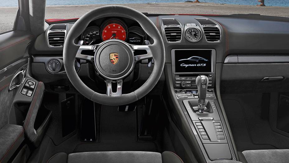 Console central elevado reforça a sensação de cockpit | <a href="https://gutenberg.quatrorodas.abril.com.br/carros/impressoes/quarteto-porsche-809637.shtml" target="_blank" rel="migration">Leia mais</a>