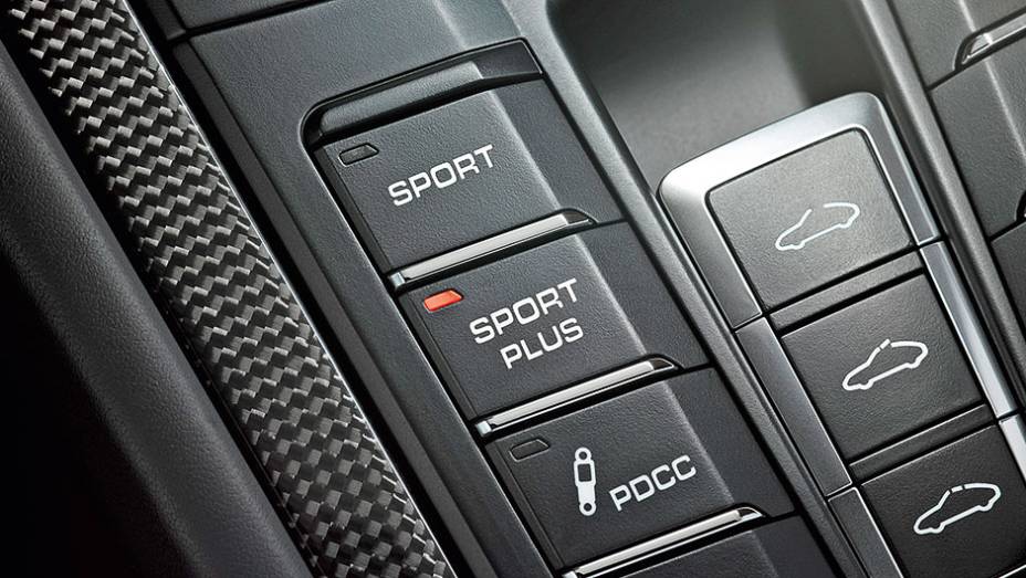 Controle de largada funciona com o modo Sport Plus ativo | <a href="https://gutenberg.quatrorodas.abril.com.br/carros/impressoes/quarteto-porsche-809637.shtml" target="_blank" rel="migration">Leia mais</a>