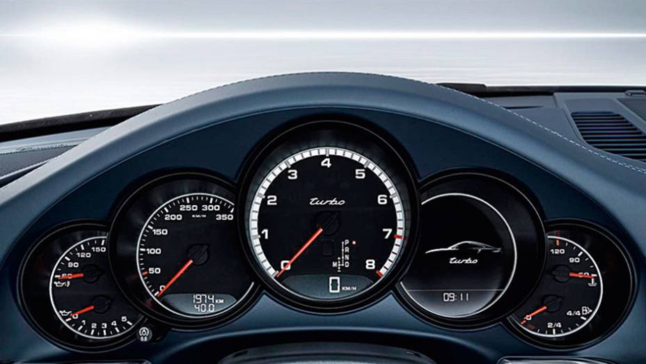 Velocímetro analógico: referências gráficas a cada 50 km/h | <a href="https://gutenberg.quatrorodas.abril.com.br/carros/impressoes/quarteto-porsche-809637.shtml" target="_blank" rel="migration">Leia mais</a>