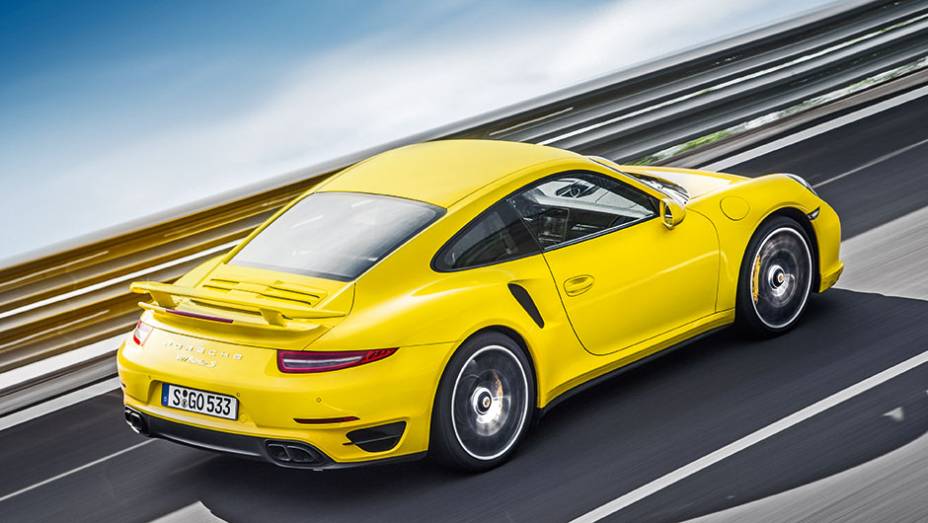 Quase tão dócil como um sedã. Diabólico como um Lamborghini | <a href="https://gutenberg.quatrorodas.abril.com.br/carros/impressoes/quarteto-porsche-809637.shtml" target="_blank" rel="migration">Leia mais</a>
