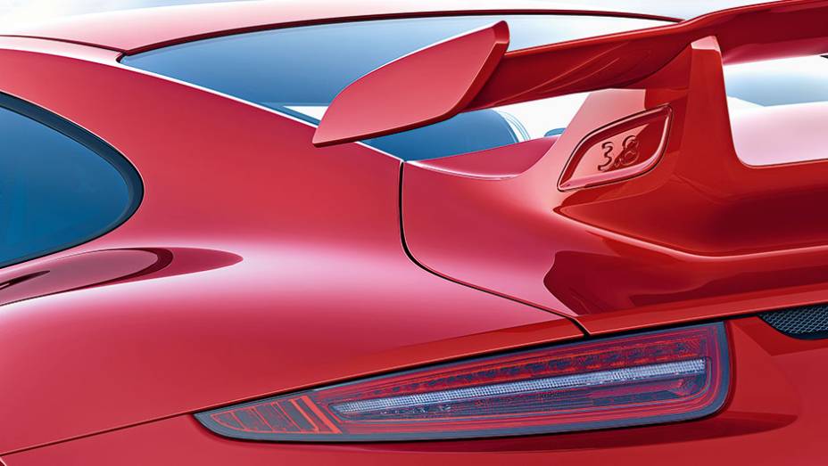 Aerofólio com a cilindrada do motor (3.8): só o GT3 tem | <a href="https://gutenberg.quatrorodas.abril.com.br/carros/impressoes/quarteto-porsche-809637.shtml" target="_blank" rel="migration">Leia mais</a>