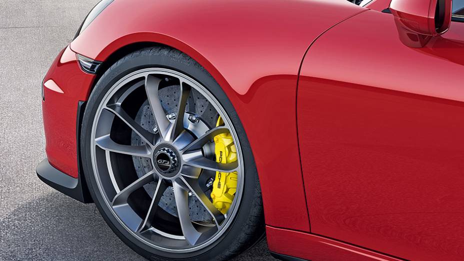 Opcional de pista: porca única, do tipo cubo rápido | <a href="https://gutenberg.quatrorodas.abril.com.br/carros/impressoes/quarteto-porsche-809637.shtml" target="_blank" rel="migration">Leia mais</a>