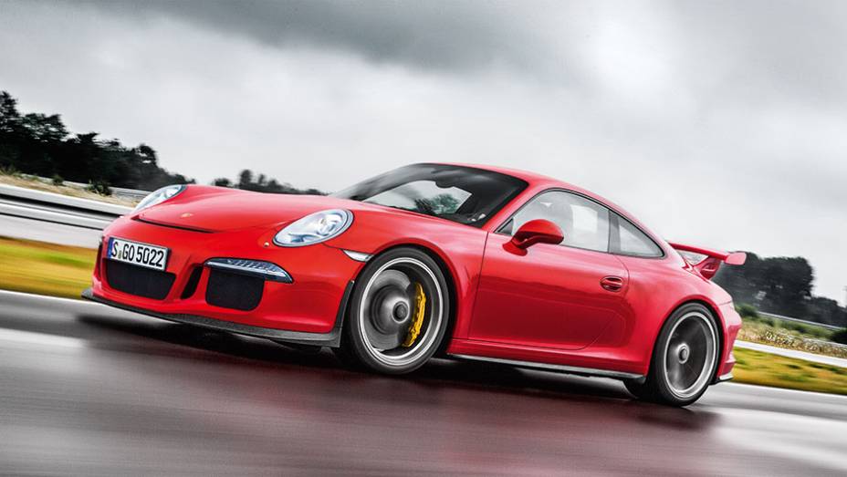 O 911 GT3 é tão esportivo que a lista de opcionais tem até santantônio | <a href="https://gutenberg.quatrorodas.abril.com.br/carros/impressoes/quarteto-porsche-809637.shtml" target="_blank" rel="migration">Leia mais</a>