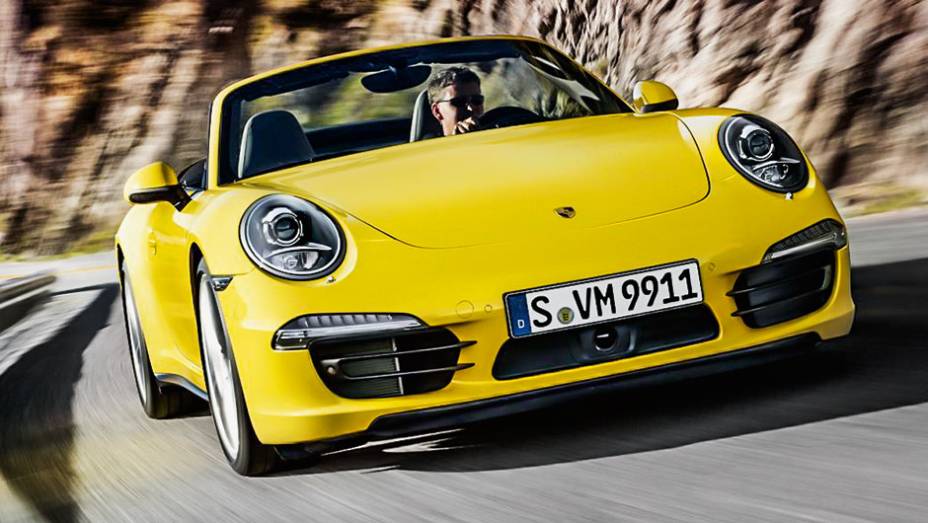 Conversível, mas com elevada rigidez torcional | <a href="https://gutenberg.quatrorodas.abril.com.br/carros/impressoes/quarteto-porsche-809637.shtml" target="_blank" rel="migration">Leia mais</a>