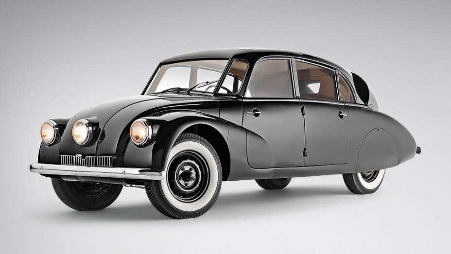 Para-brisa tripartido e rodas cobertas: boa aerodinâmica | <a href="https://gutenberg.quatrorodas.abril.com.br/carros/classicos-grandescarros/tatra-t87-807769.shtml" target="_blank" rel="migration">Leia mais</a>