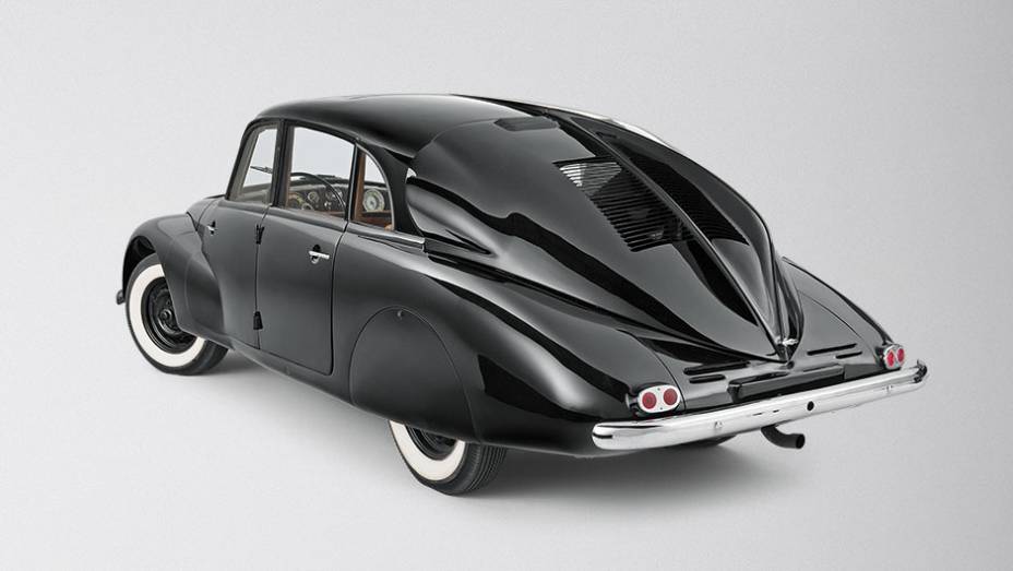 Cobertura sobre o motor atrapalhava a visão traseira | <a href="https://gutenberg.quatrorodas.abril.com.br/carros/classicos-grandescarros/tatra-t87-807769.shtml" target="_blank" rel="migration">Leia mais</a>