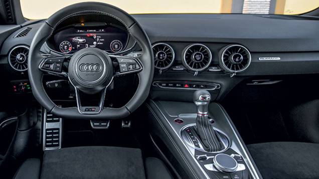 Não há monitor central: ajuste direto na saída de ventilação | <a href="https://gutenberg.quatrorodas.abril.com.br/carros/impressoes/audi-tts-quattro-808968.shtml" target="_blank" rel="migration">Leia mais</a> Não há monitor central: ajuste direto na saída de ventilação | <a href="https://gutenberg.quatrorodas.abril.com.br/carros/impressoes/audi-tts-quattro-808968.shtml" target="_blank" rel="migration">Leia mais</a>