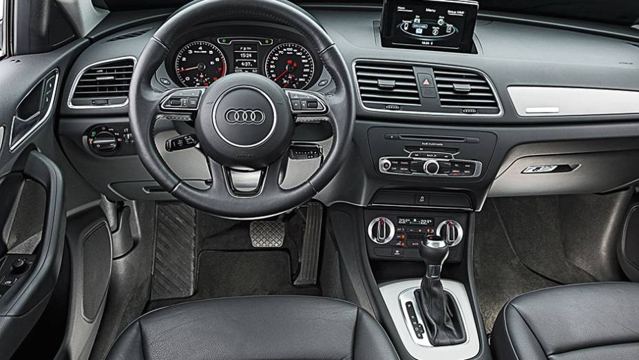 Só o banco do motorista tem ajuste elétrico. O ar-condicionado digital é dual-zone | <a href="https://gutenberg.quatrorodas.abril.com.br/carros/comparativos/audi-q3-x-bmw-x1-x-mercedes-gla-816140.shtml" target="_blank" rel="migration">Leia mais</a>