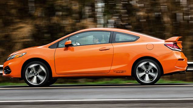 Carroceria cupê realça a vocação esportiva do Honda | <a href="https://gutenberg.quatrorodas.abril.com.br/carros/comparativos/honda-civic-si-x-vw-golf-gti-816112.shtml" target="_blank" rel="migration">Leia mais</a> Carroceria cupê realça a vocação esportiva do Honda | <a href="https://gutenberg.quatrorodas.abril.com.br/carros/comparativos/honda-civic-si-x-vw-golf-gti-816112.shtml" target="_blank" rel="migration">Leia mais</a>