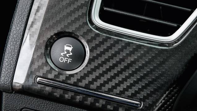 Botão desliga o ESP | <a href="https://gutenberg.quatrorodas.abril.com.br/carros/comparativos/honda-civic-si-x-vw-golf-gti-816112.shtml" target="_blank" rel="migration">Leia mais</a> Botão desliga o ESP | <a href="https://gutenberg.quatrorodas.abril.com.br/carros/comparativos/honda-civic-si-x-vw-golf-gti-816112.shtml" target="_blank" rel="migration">Leia mais</a>
