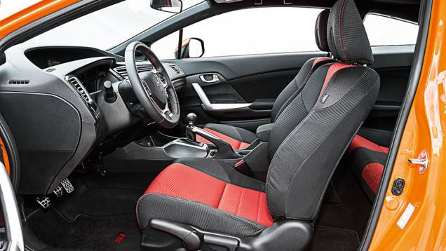 Só com duas portas, é difícil acessar os assentos de trás | <a href="https://gutenberg.quatrorodas.abril.com.br/carros/comparativos/honda-civic-si-x-vw-golf-gti-816112.shtml" target="_blank" rel="migration">Leia mais</a> Só com duas portas, é difícil acessar os assentos de trás | <a href="https://gutenberg.quatrorodas.abril.com.br/carros/comparativos/honda-civic-si-x-vw-golf-gti-816112.shtml" target="_blank" rel="migration">Leia mais</a>