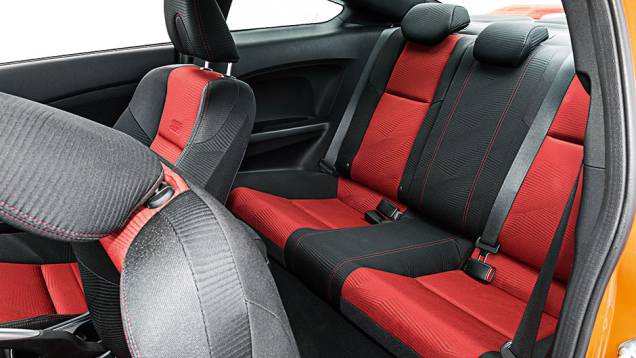 Só com duas portas, é difícil acessar os assentos de trás | <a href="https://gutenberg.quatrorodas.abril.com.br/carros/comparativos/honda-civic-si-x-vw-golf-gti-816112.shtml" target="_blank" rel="migration">Leia mais</a> Só com duas portas, é difícil acessar os assentos de trás | <a href="https://gutenberg.quatrorodas.abril.com.br/carros/comparativos/honda-civic-si-x-vw-golf-gti-816112.shtml" target="_blank" rel="migration">Leia mais</a>