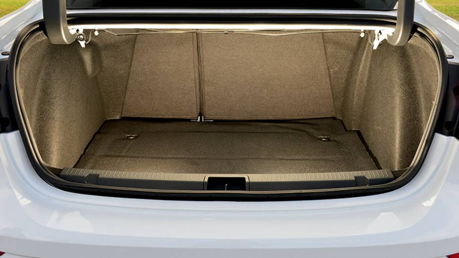 Porta-malas é um dos pontos altos, com seus 530 litros | <a href="https://gutenberg.quatrorodas.abril.com.br/carros/testes/renault-fluence-815921.shtml" target="_blank" rel="migration">Leia mais</a>