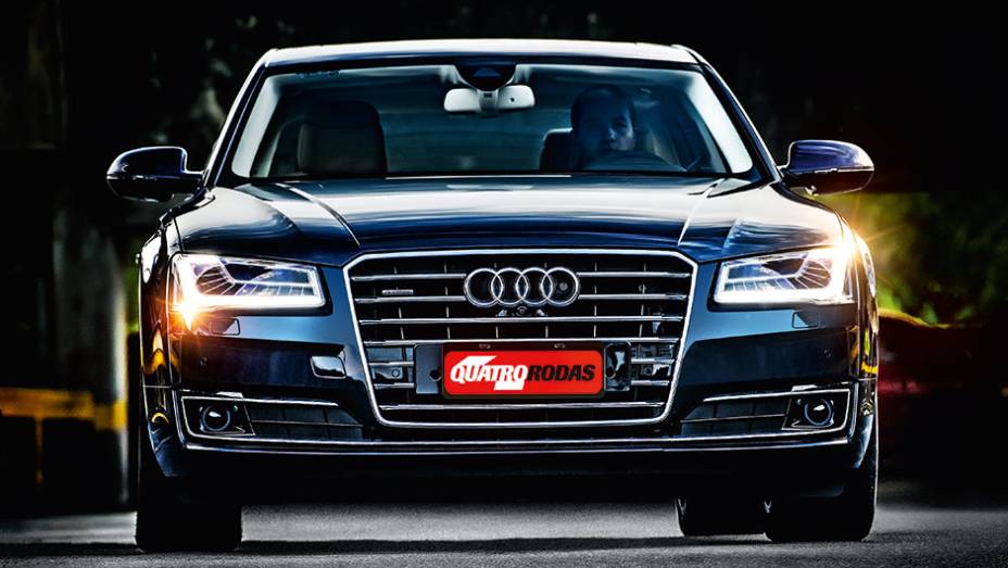 No facho alto, novos far&oacute;is contam com 25 leds | <a href="https://gutenberg.quatrorodas.abril.com.br/carros/testes/audi-a8-4-0-tfsi-819948.shtml" target="_blank" rel="migration">Leia mais</a>