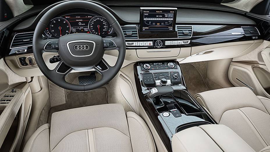 Dos frisos ao console, passando pelo volante e pela alavanca de câmbio, tudo é novo no A8 | <a href="https://gutenberg.quatrorodas.abril.com.br/carros/testes/audi-a8-4-0-tfsi-819948.shtml" target="_blank" rel="migration">Leia mais</a>