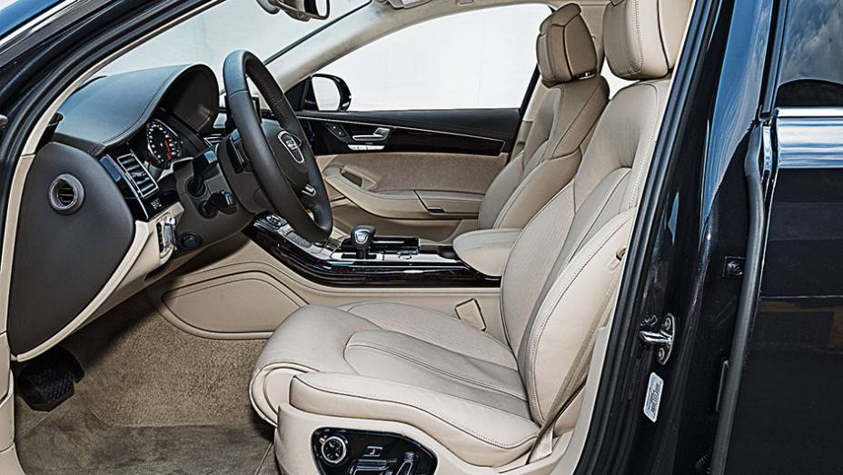 Os bancos dianteiros e traseiros t&ecirc;m aquecimento, ventila&ccedil;&atilde;o e massagem | <a href="https://gutenberg.quatrorodas.abril.com.br/carros/testes/audi-a8-4-0-tfsi-819948.shtml" target="_blank" rel="migration">Leia mais</a>