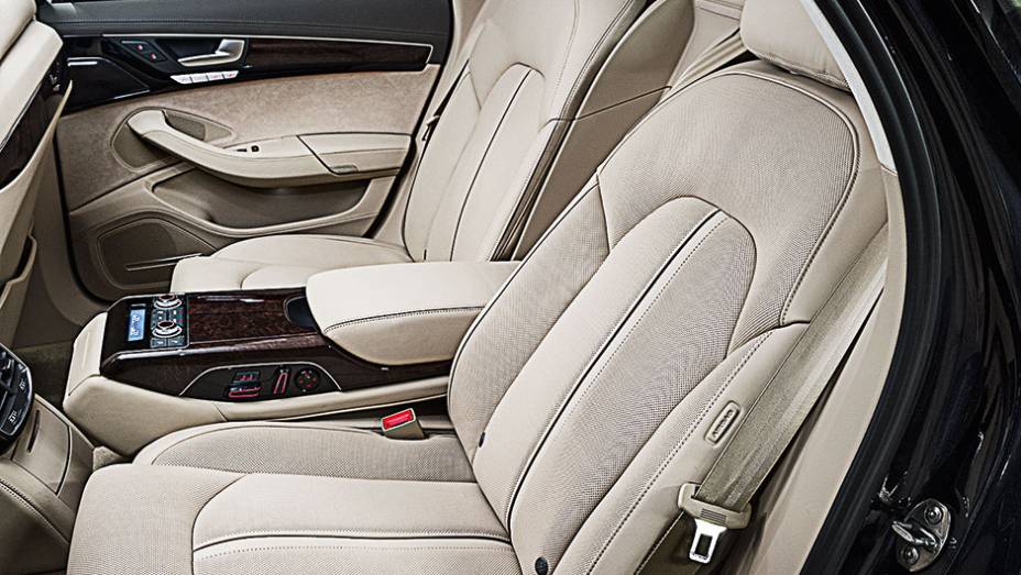 Os bancos dianteiros e traseiros t&ecirc;m aquecimento, ventila&ccedil;&atilde;o e massagem | <a href="https://gutenberg.quatrorodas.abril.com.br/carros/testes/audi-a8-4-0-tfsi-819948.shtml" target="_blank" rel="migration">Leia mais</a>