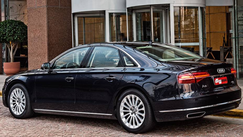 As sa&iacute;das de escapamento est&atilde;o embutidas no para-choque | <a href="https://gutenberg.quatrorodas.abril.com.br/carros/testes/audi-a8-4-0-tfsi-819948.shtml" target="_blank" rel="migration">Leia mais</a>