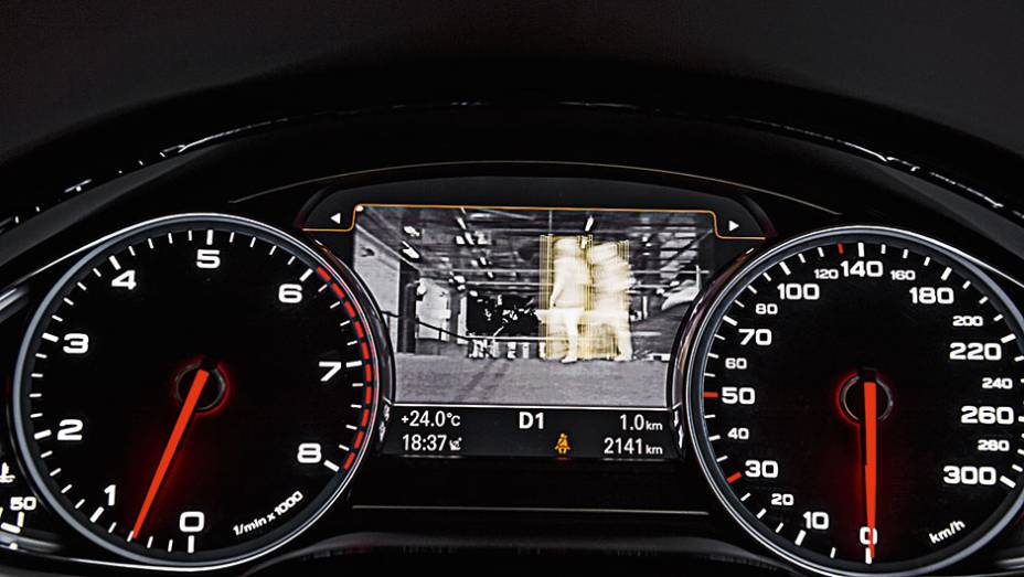 Tela projeta imagens do sistema de vis&atilde;o noturna | <a href="https://gutenberg.quatrorodas.abril.com.br/carros/testes/audi-a8-4-0-tfsi-819948.shtml" target="_blank" rel="migration">Leia mais</a>