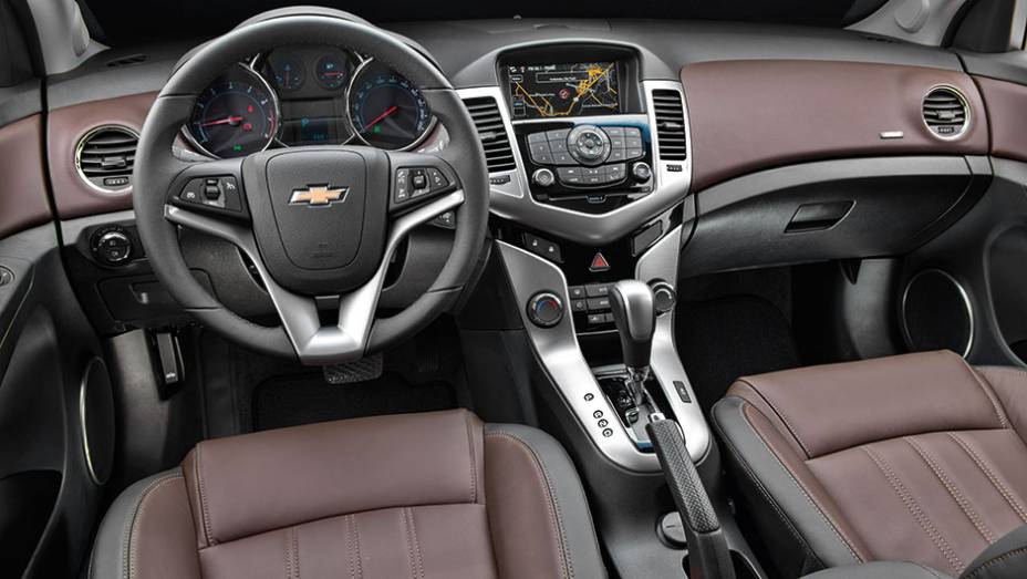 Revestimento de couro da cor Brown Storm é a única novidade no interior | <a href="https://gutenberg.quatrorodas.abril.com.br/carros/testes/chevrolet-cruze-2015-819958.shtml" target="_blank" rel="migration">Leia mais</a>