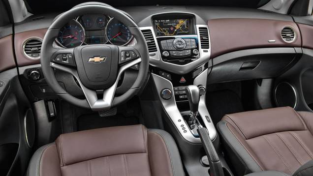 Revestimento de couro da cor Brown Storm é a única novidade no interior | <a href="https://gutenberg.quatrorodas.abril.com.br/carros/testes/chevrolet-cruze-2015-819958.shtml" target="_blank" rel="migration">Leia mais</a> Revestimento de couro da cor Brown Storm é a única novidade no interior | <a href="https://gutenberg.quatrorodas.abril.com.br/carros/testes/chevrolet-cruze-2015-819958.shtml" target="_blank" rel="migration">Leia mais</a>