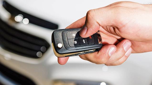 Segure o botão na chave para ligar o motor a distância | <a href="https://gutenberg.quatrorodas.abril.com.br/carros/testes/chevrolet-cruze-2015-819958.shtml" target="_blank" rel="migration">Leia mais</a> Segure o botão na chave para ligar o motor a distância | <a href="https://gutenberg.quatrorodas.abril.com.br/carros/testes/chevrolet-cruze-2015-819958.shtml" target="_blank" rel="migration">Leia mais</a>