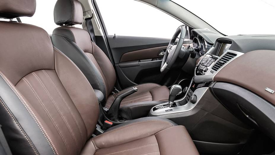 O espaço interno ainda é um dos pontos altos do Cruze, especialmente no banco traseiro | <a href="https://gutenberg.quatrorodas.abril.com.br/carros/testes/chevrolet-cruze-2015-819958.shtml" target="_blank" rel="migration">Leia mais</a>