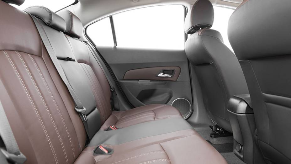 O espaço interno ainda é um dos pontos altos do Cruze, especialmente no banco traseiro | <a href="https://gutenberg.quatrorodas.abril.com.br/carros/testes/chevrolet-cruze-2015-819958.shtml" target="_blank" rel="migration">Leia mais</a>