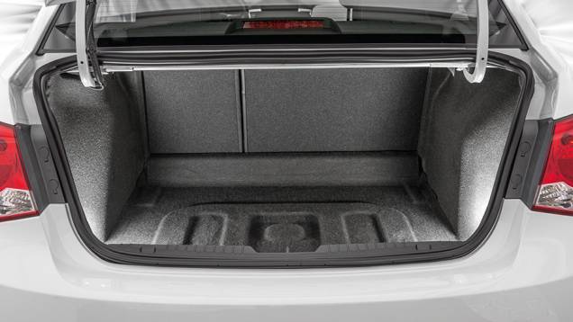 Capacidade do porta-malas manteve-se nos 450 litros | <a href="https://gutenberg.quatrorodas.abril.com.br/carros/testes/chevrolet-cruze-2015-819958.shtml" target="_blank" rel="migration">Leia mais</a> Capacidade do porta-malas manteve-se nos 450 litros | <a href="https://gutenberg.quatrorodas.abril.com.br/carros/testes/chevrolet-cruze-2015-819958.shtml" target="_blank" rel="migration">Leia mais</a>