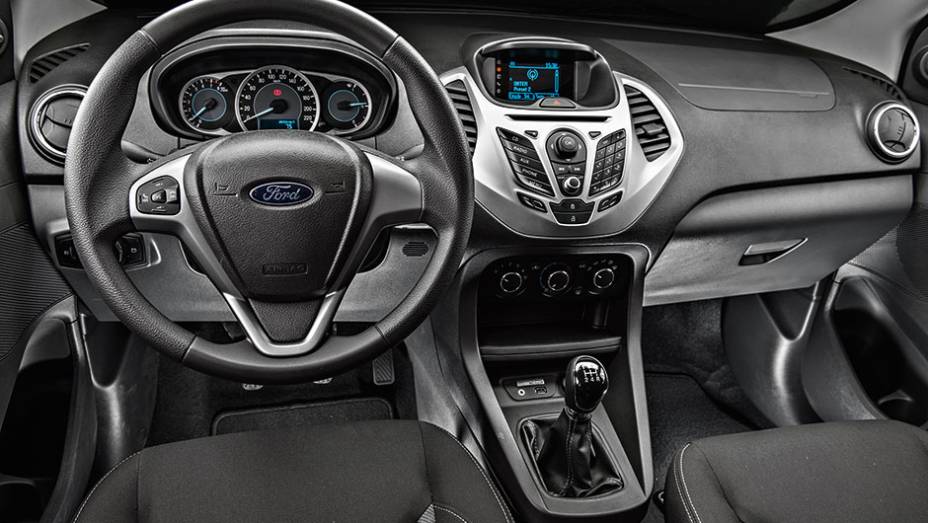 Ka SEL tem detalhes em dois tons, comando de som no volante, painel digital e computador de bordo | <a href="https://gutenberg.quatrorodas.abril.com.br/carros/comparativos/fiesta-s-x-ka-se-820222.shtml" target="_blank" rel="migration">Leia mais</a>