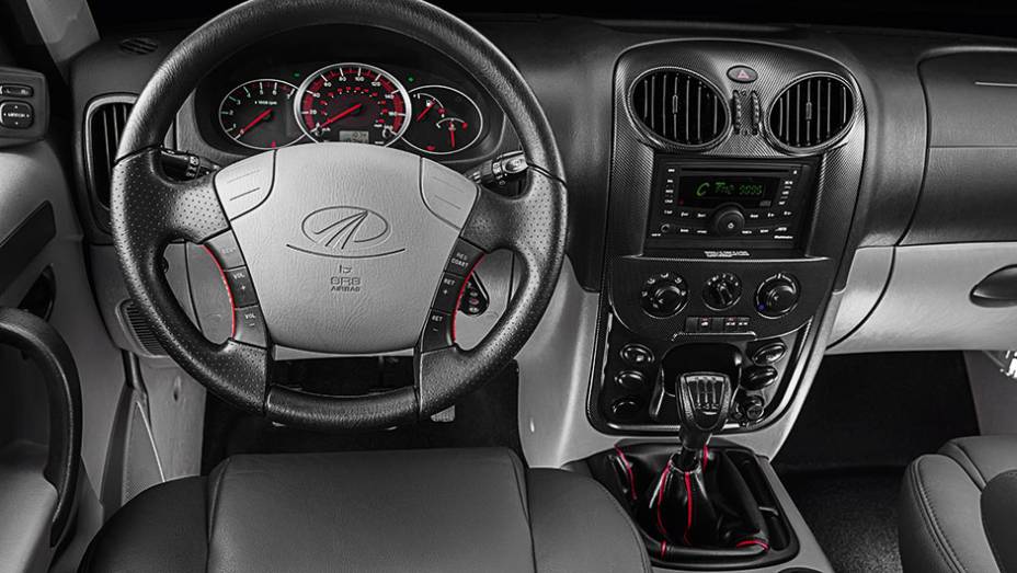 Bem-equipado, mas de acabamento simples | <a href="https://gutenberg.quatrorodas.abril.com.br/carros/impressoes/mahindra-m-v-819594.shtml" target="_blank" rel="migration">Leia mais</a> Bem-equipado, mas de acabamento simples | <a href="https://gutenberg.quatrorodas.abril.com.br/carros/impressoes/mahindra-m-v-819594.shtml" target="_blank" rel="migration">Leia mais</a>