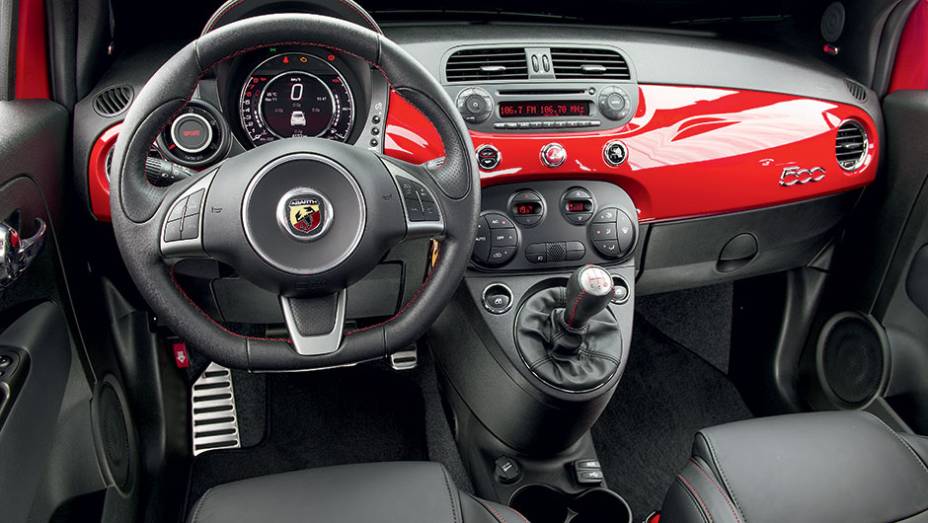 O logotipo da Fiat deu lugar ao escorpião da Abarth tanto no volante como em carroceria e motor | <a href="https://gutenberg.quatrorodas.abril.com.br/carros/impressoes/fiat-500-abarth-821981.shtml" target="_blank" rel="migration">Leia mais</a>