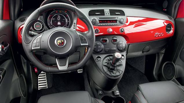 O logotipo da Fiat deu lugar ao escorpião da Abarth tanto no volante como em carroceria e motor | <a href="https://gutenberg.quatrorodas.abril.com.br/carros/impressoes/fiat-500-abarth-821981.shtml" target="_blank" rel="migration">Leia mais</a> O logotipo da Fiat deu lugar ao escorpião da Abarth tanto no volante como em carroceria e motor | <a href="https://gutenberg.quatrorodas.abril.com.br/carros/impressoes/fiat-500-abarth-821981.shtml" target="_blank" rel="migration">Leia mais</a>