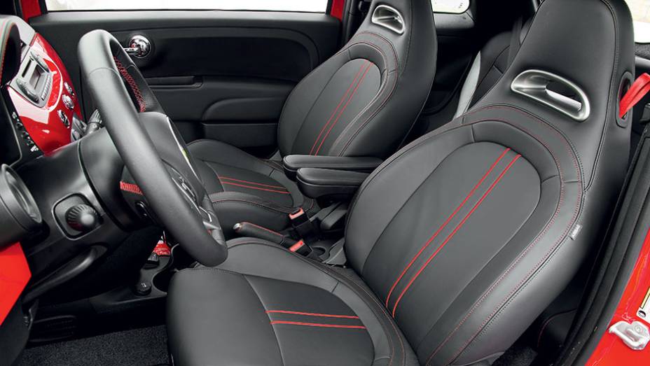 Bancos de couro exclusivos são de série | <a href="https://gutenberg.quatrorodas.abril.com.br/carros/impressoes/fiat-500-abarth-821981.shtml" target="_blank" rel="migration">Leia mais</a>
